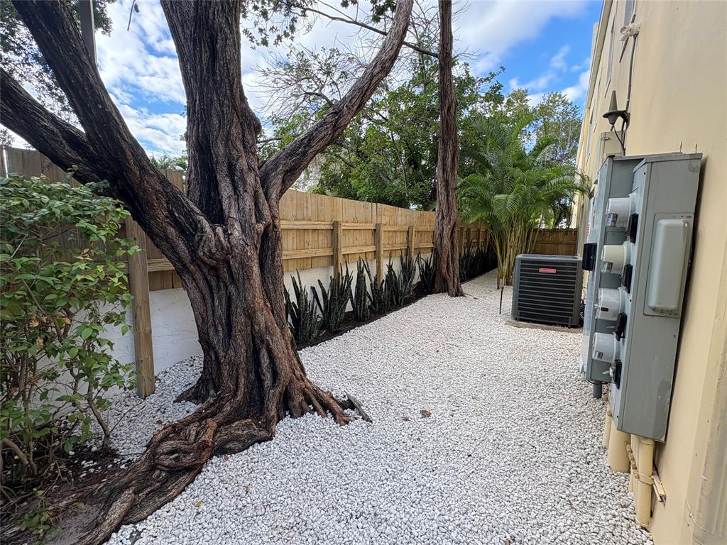 630 Southeast 15th Street, Unit 7 Fort Lauderdale, FL 33316 - Photo 16 of 21 a backyard of a house with lots of green space