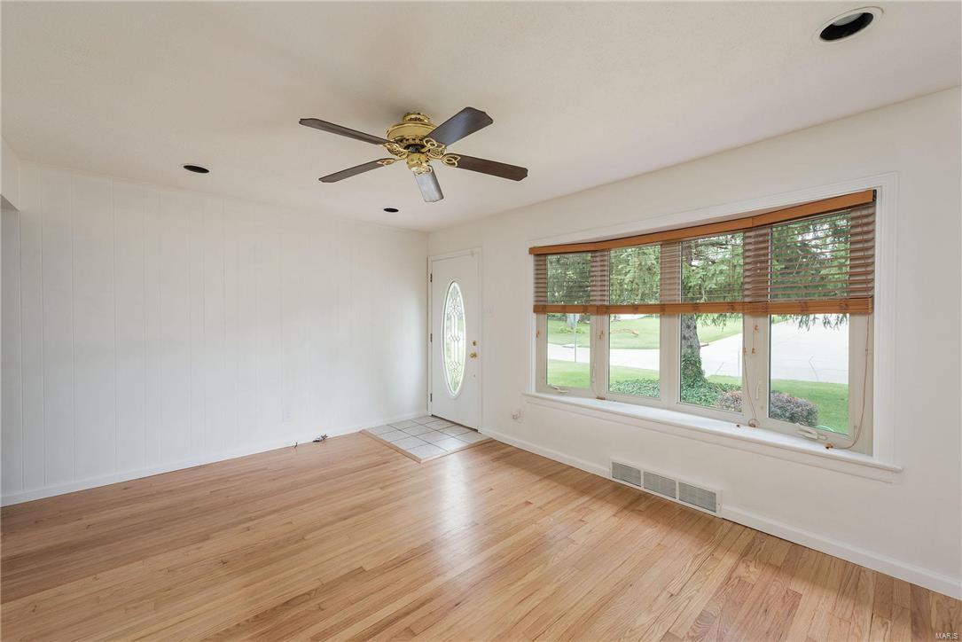 11040 Patsy Drive St. Louis, MO 63123 - Photo 3 of 19