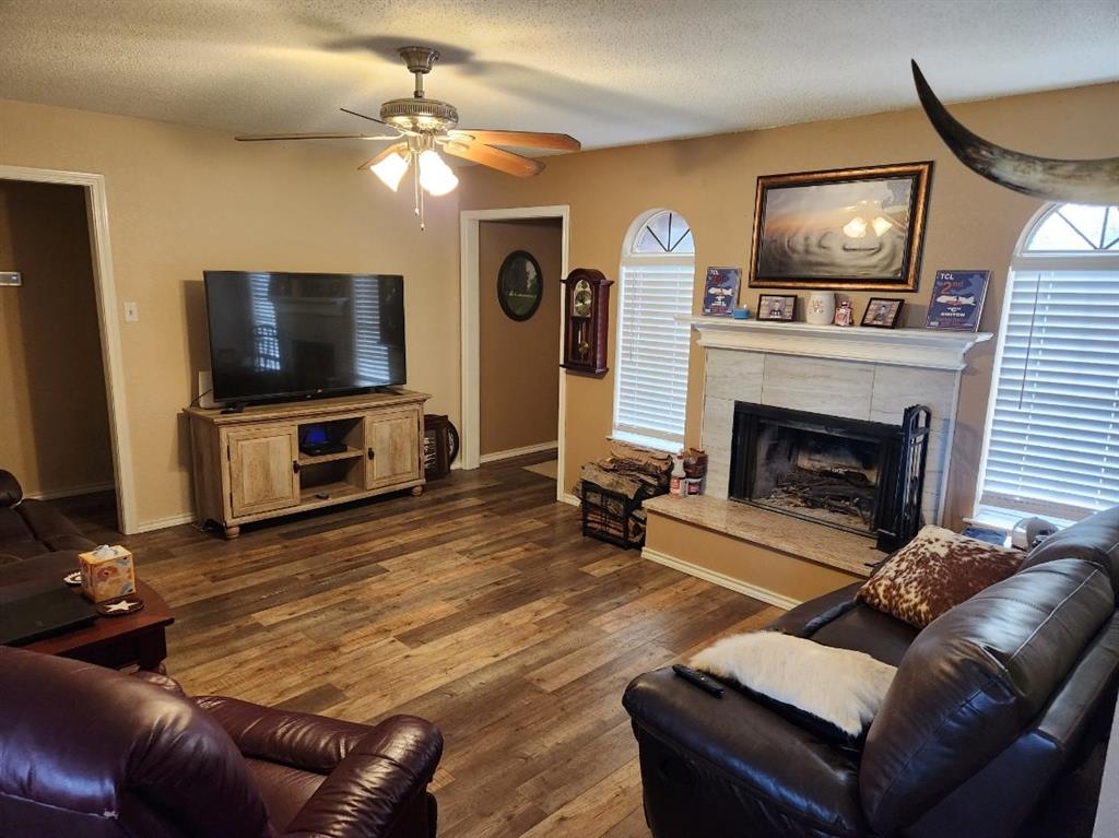 541 Bakers Branch Road Waxahachie, TX 75167 - Photo 8 of 13 a living room with furniture and a flat screen tv