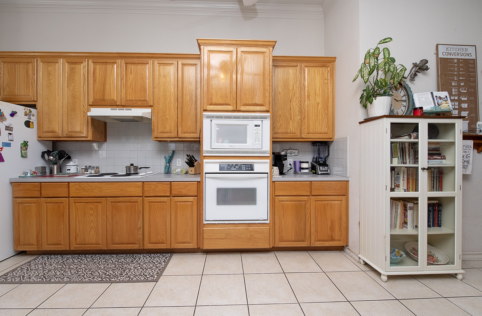 1833 County Road 305 Jarrell, TX 76537 - Photo 25 of 40 Middle sction of the kitchen