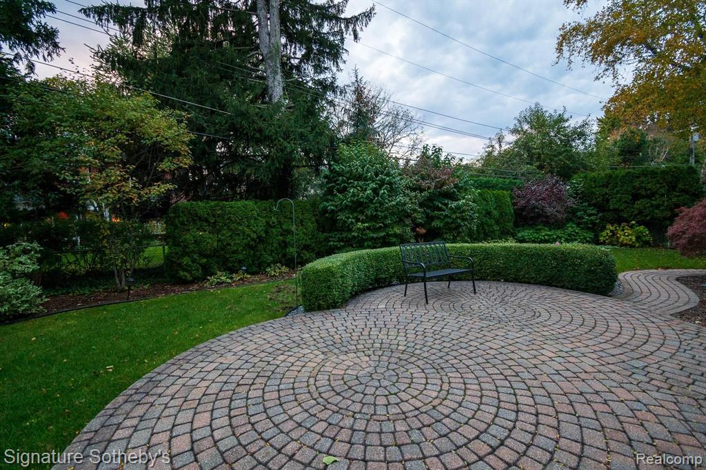 577 Thorntree Road Grosse Pointe Woods, MI 48236 - Photo 34 of 40