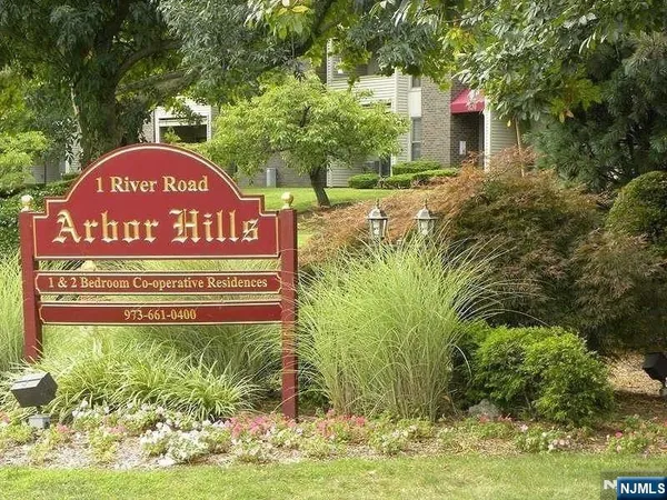 a sign that is sitting on a brick wall