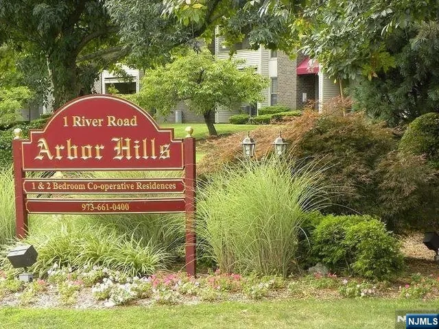 a sign that is sitting on a brick wall