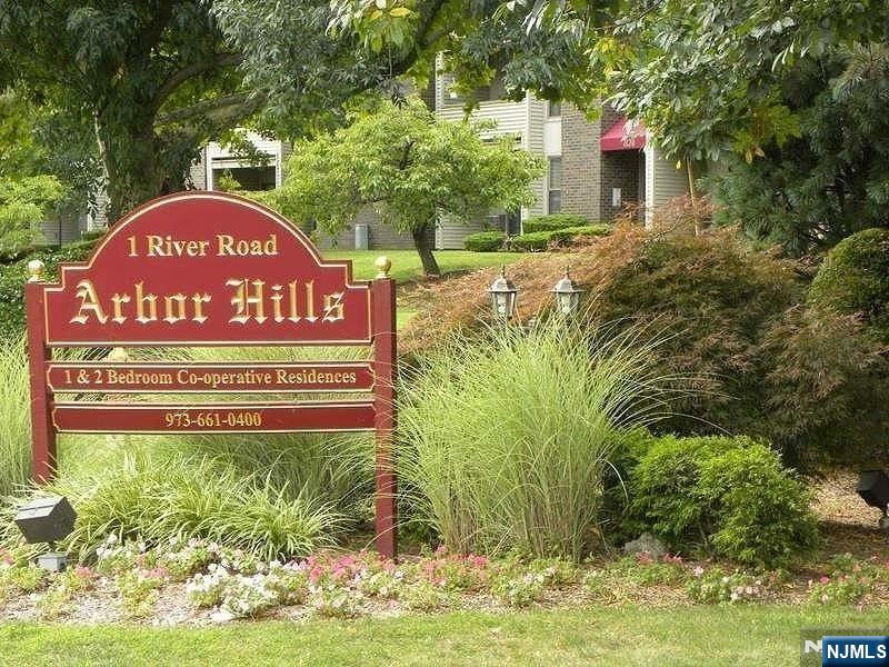 a sign that is sitting on a brick wall