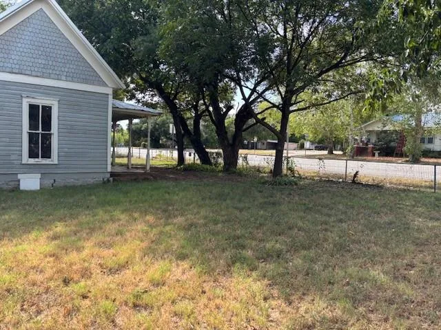 a view of a yard with a house