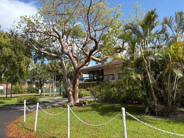 a view of a house with backyard