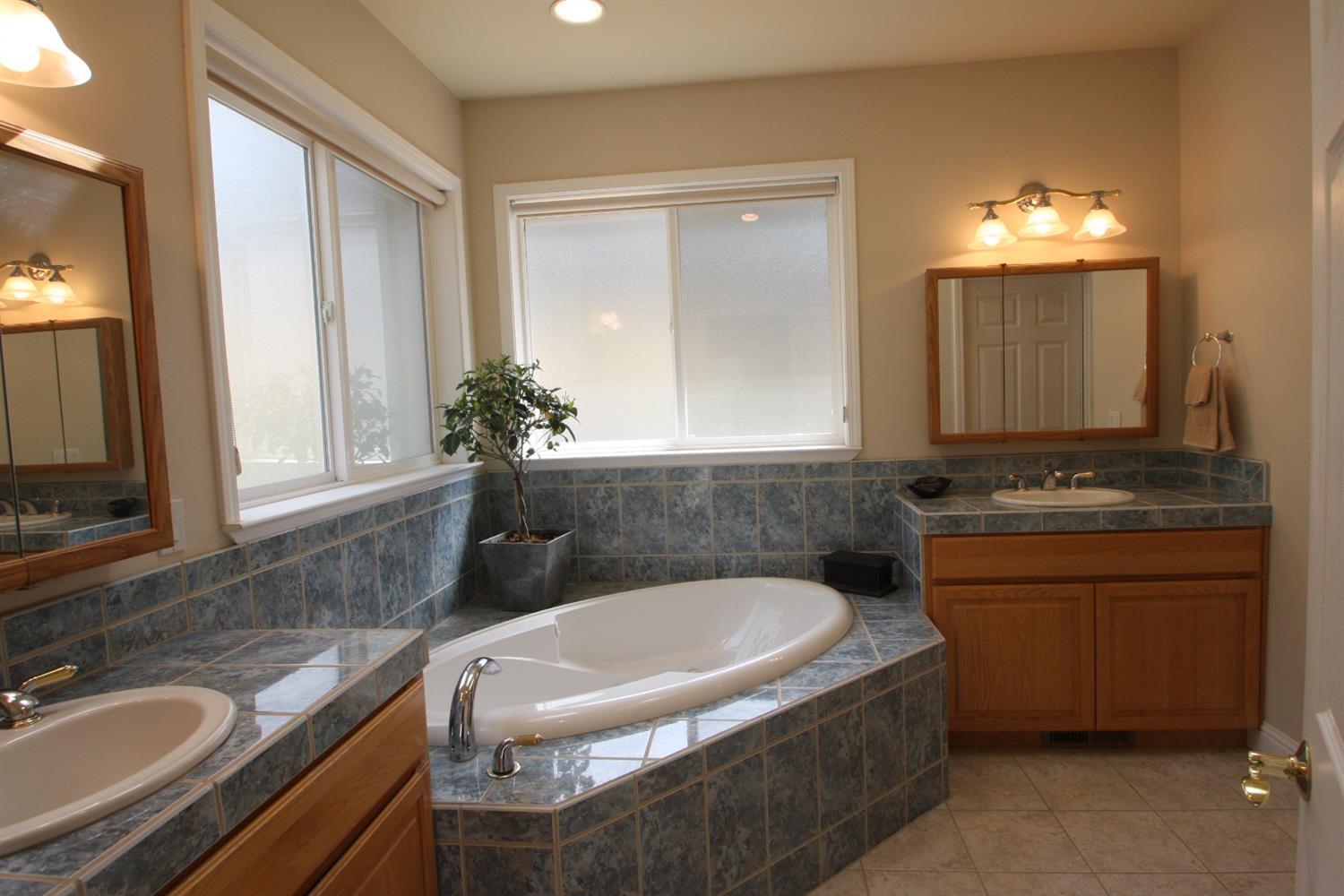 11819 Merganser Road Klamath Falls, OR 97601 - Photo 14 of 24 Master bath room with heated jetted tub