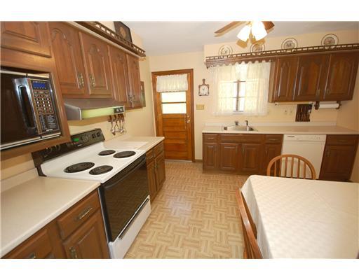 529 Upper Road Upper St. Clair, PA 15228 - Photo 8 of 15 Kitchen.