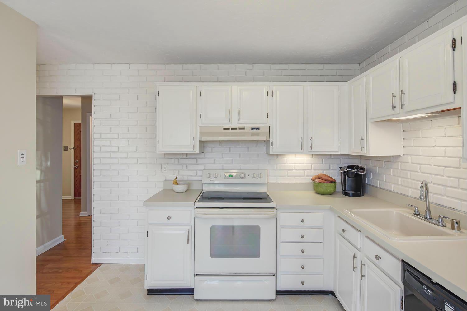 2308 Ballycairne Court Reston, VA 20191 - Photo 9 of 29 Kitchen