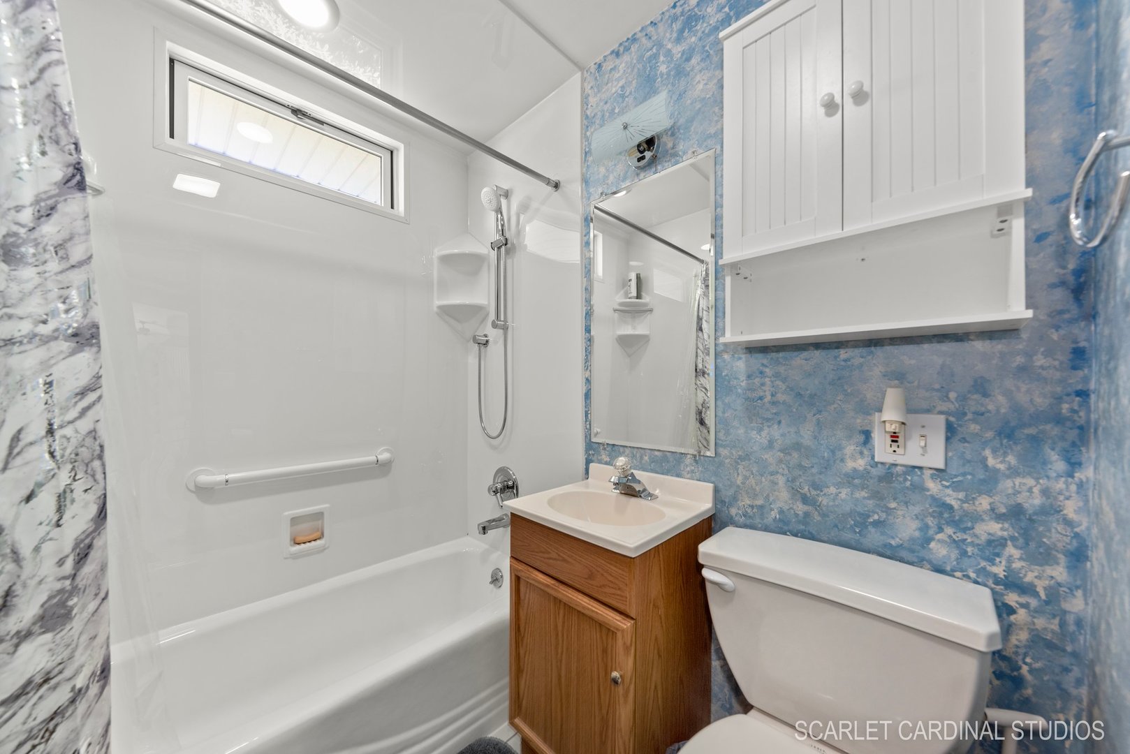 204 West Harding Road Lombard, IL 60148 - Photo 11 of 18 a bathroom with a toilet sink and bathtub