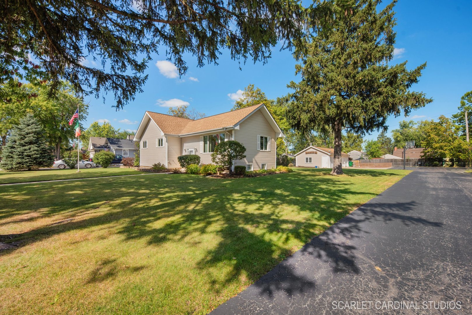 204 West Harding Road Lombard, IL 60148 - Photo 2 of 18 a front view of a house with garden