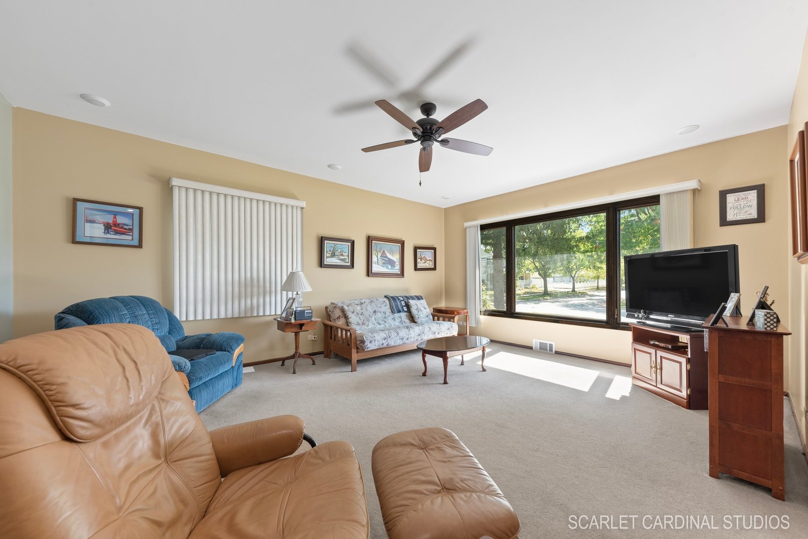 204 West Harding Road Lombard, IL 60148 - Photo 4 of 18 a living room with furniture and a flat screen tv
