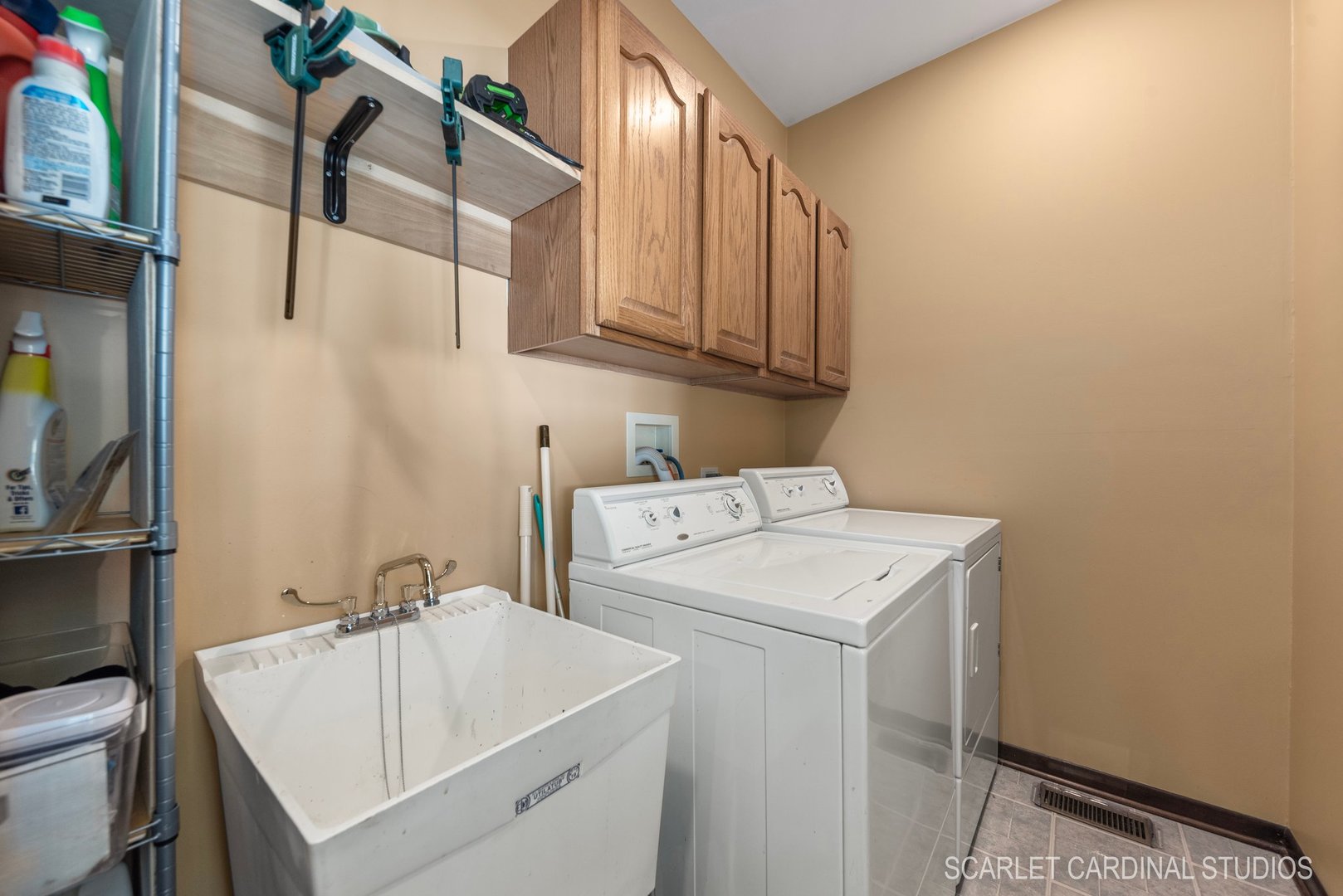 204 West Harding Road Lombard, IL 60148 - Photo 8 of 18 a utility room with dryer and washer