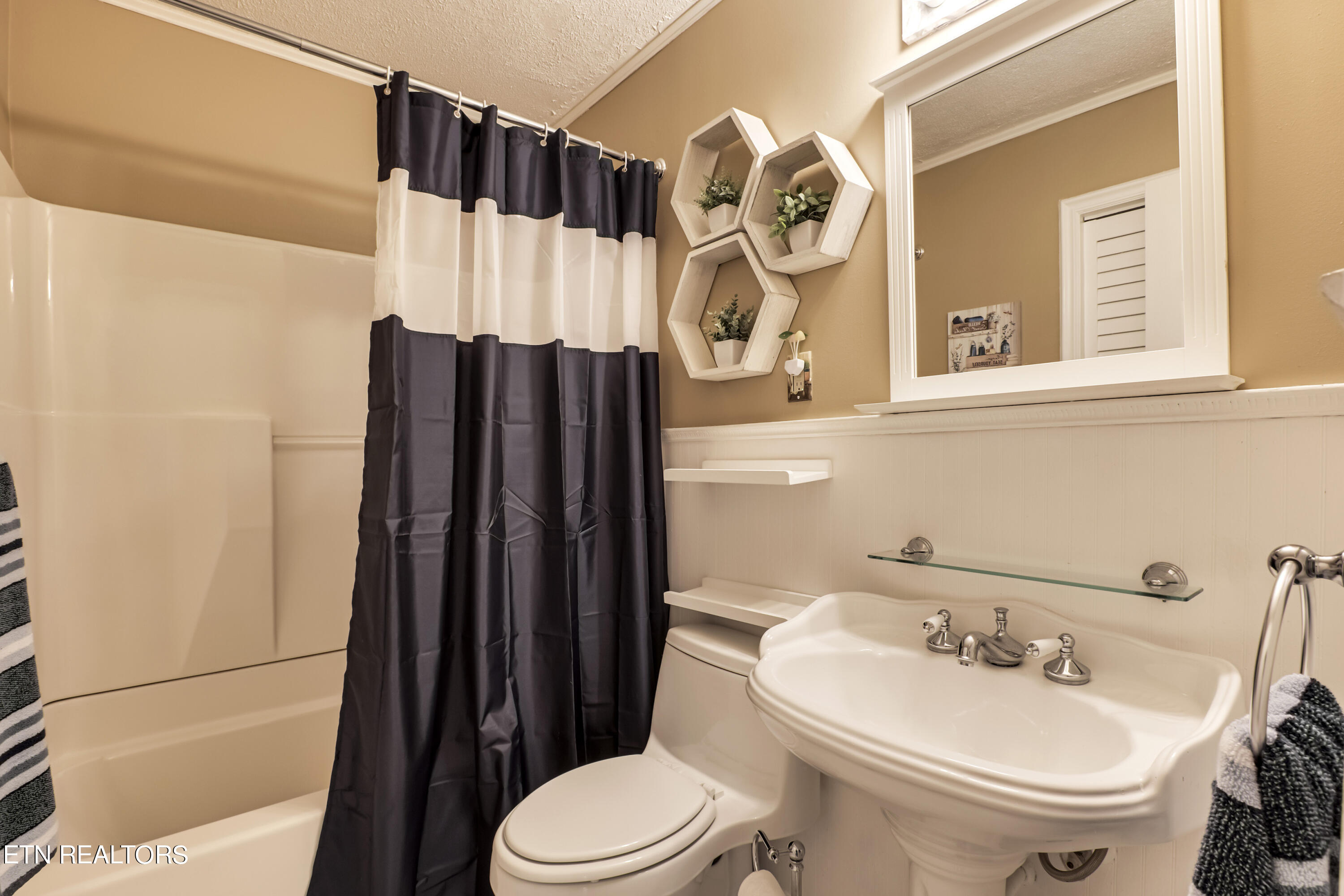 114 West Arrowwood Road Oak Ridge, TN 37830 - Photo 21 of 32 21_WArrowwoodRoad_114_FullBath