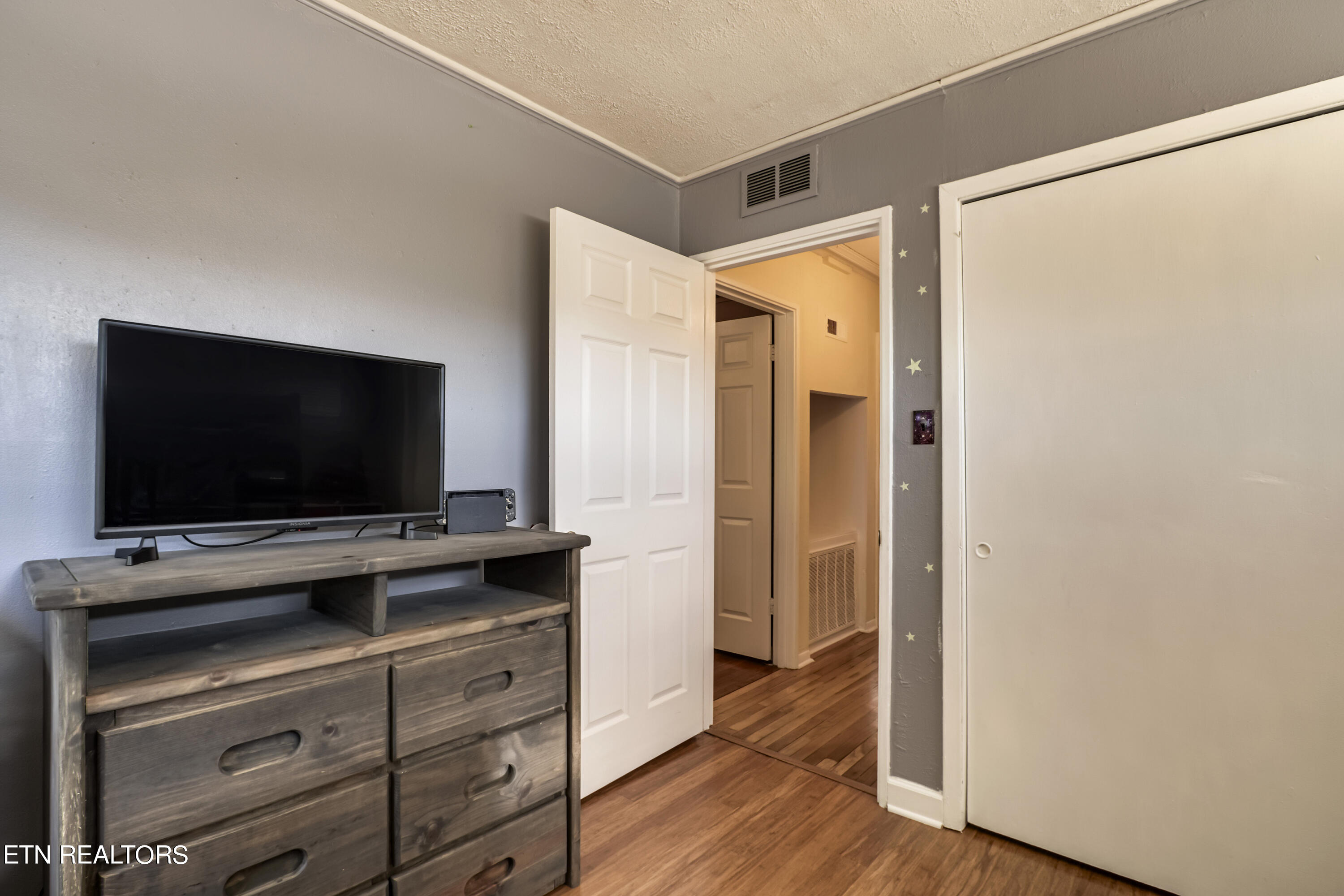 114 West Arrowwood Road Oak Ridge, TN 37830 - Photo 23 of 32 23_WArrowwoodRoad_114_Bedroom1_02