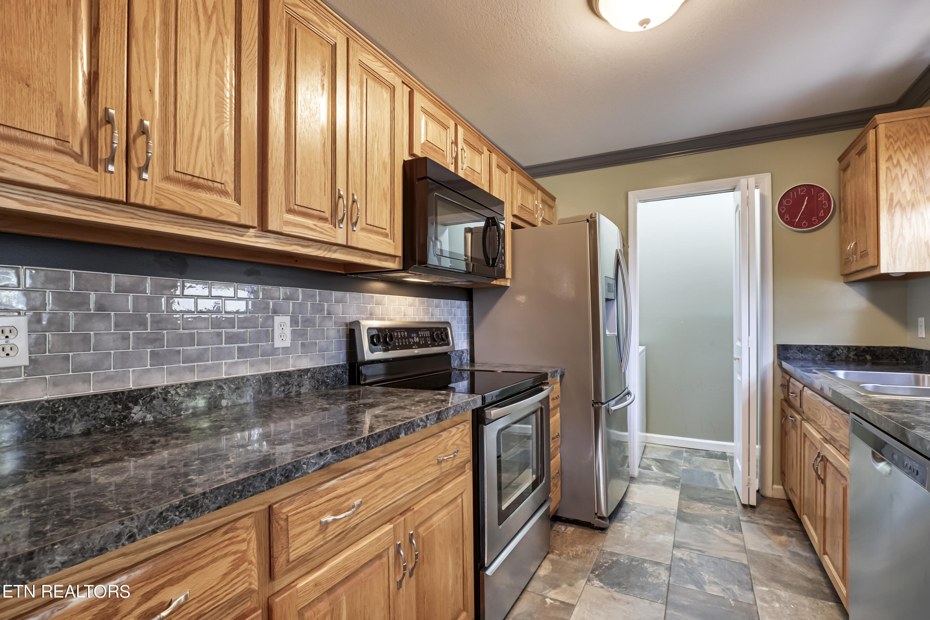 114 West Arrowwood Road Oak Ridge, TN 37830 - Photo 6 of 32 06_WArrowwoodRoad_114_Kitchen01