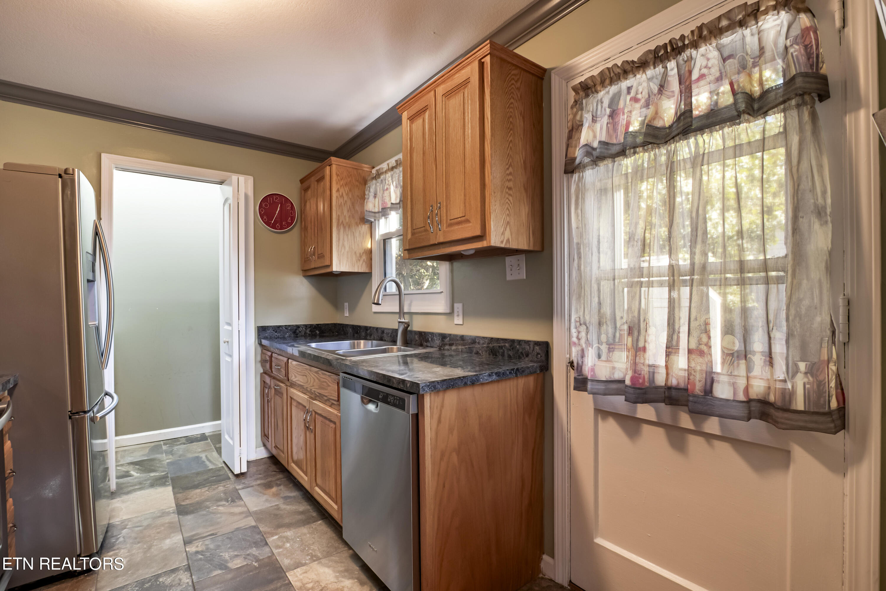 114 West Arrowwood Road Oak Ridge, TN 37830 - Photo 8 of 32 08_WArrowwoodRoad_114_Kitchen02