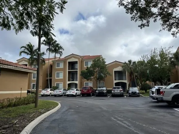 $2,000 | 8000 North Nob Hill Road, Unit 206, Tamarac, FL 33321