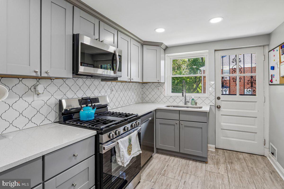 4818 Lindsay Road Baltimore, MD 21229 - Photo 9 of 29 Kitchen