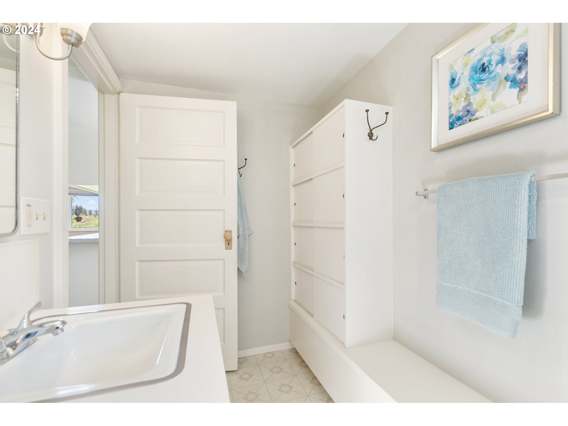 22778 Bents Road Northeast Aurora, OR 97002 - Photo 21 of 48 a bathroom with a bathtub and a shower