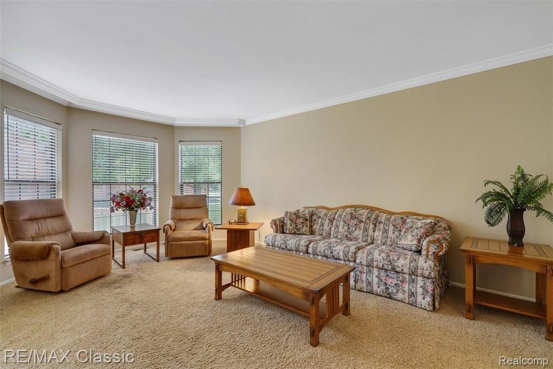 1859 Jenny Lane, Unit 252 Rochester, MI 48309 - Photo 4 of 29 Living Room with Bay Window and Crown Molding