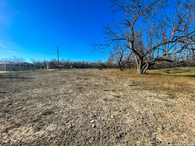 a view of a yard with a house