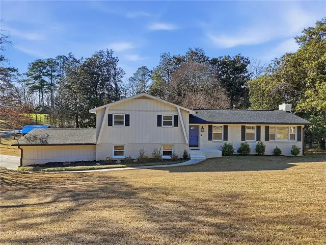 a view of a house with a yard