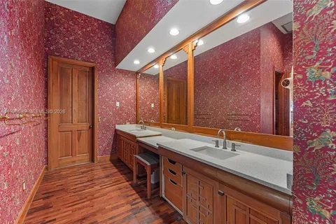 a view of livingroom with furniture