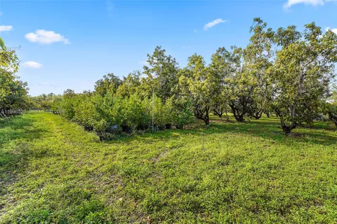 a view of entryway with garden