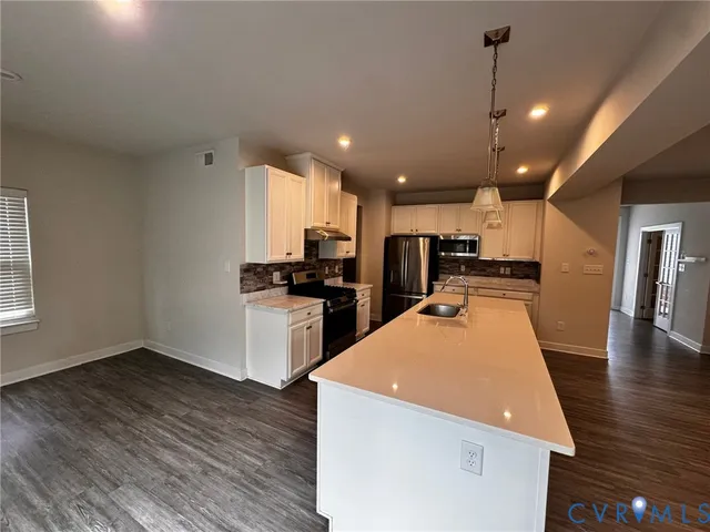 a view of empty room with window