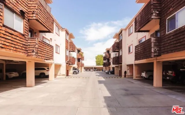$324,999 | 5400 Newcastle Avenue, Unit 50, Encino, CA 91316