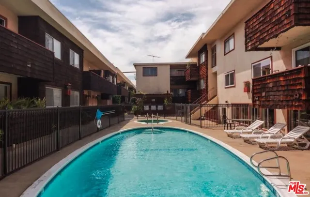 $324,999 | 5400 Newcastle Avenue, Unit 50, Encino, CA 91316