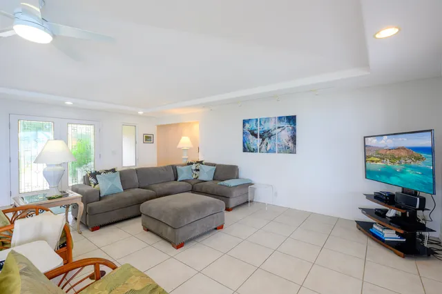 $2,500,000 | 78-6871 Kuhinanui Street, Kailua-Kona, HI 96740