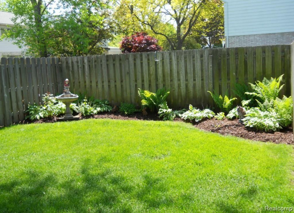 68 Stratford Lane, Unit 13 Rochester, MI 48309 - Photo 16 of 20 Yard Summer View