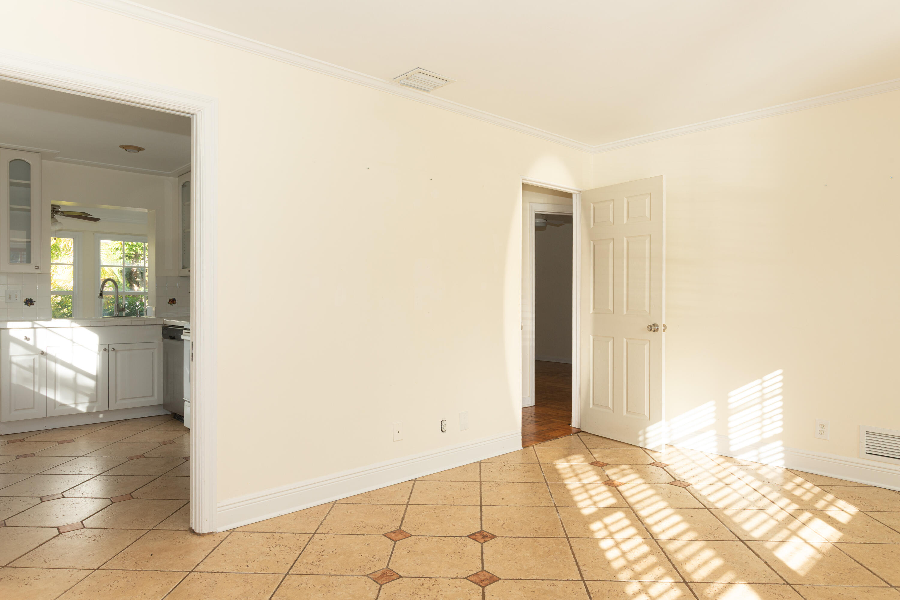 245 Cortez Road West Palm Beach, FL 33405 - Photo 12 of 31 Livingroom 2