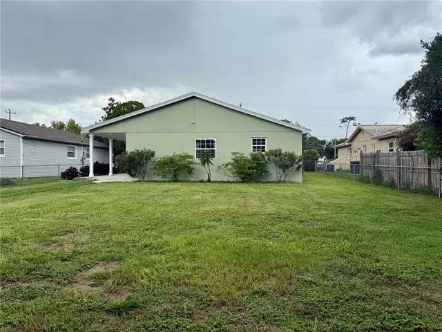 a view of a house with backyard and garden