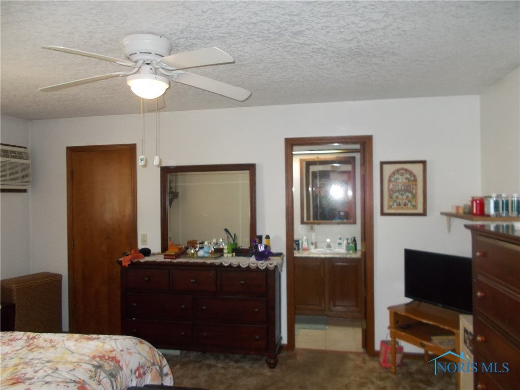 4450 Thackeray Road Maumee, OH 43537 - Photo 8 of 22 masterbedroom w/ master bath and walk in closet