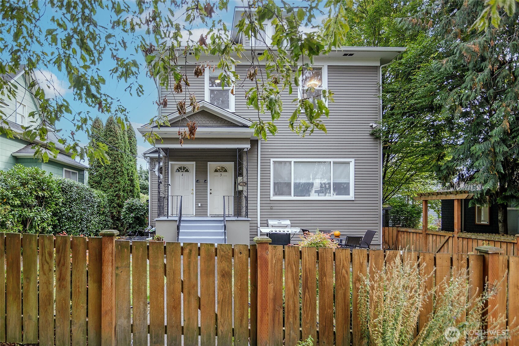 3624 Whitman Avenue North, Unit 4 Seattle, WA 98103 - Photo 27 of 39 a front view of a house with a garden