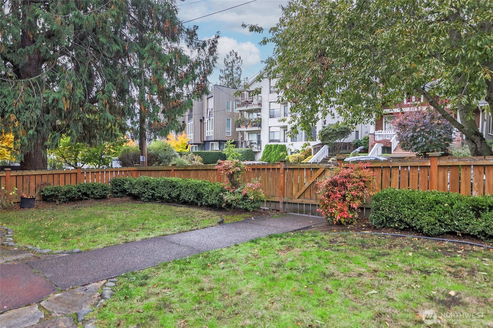 3624 Whitman Avenue North, Unit 4 Seattle, WA 98103 - Photo 28 of 39 a garden with plants and trees