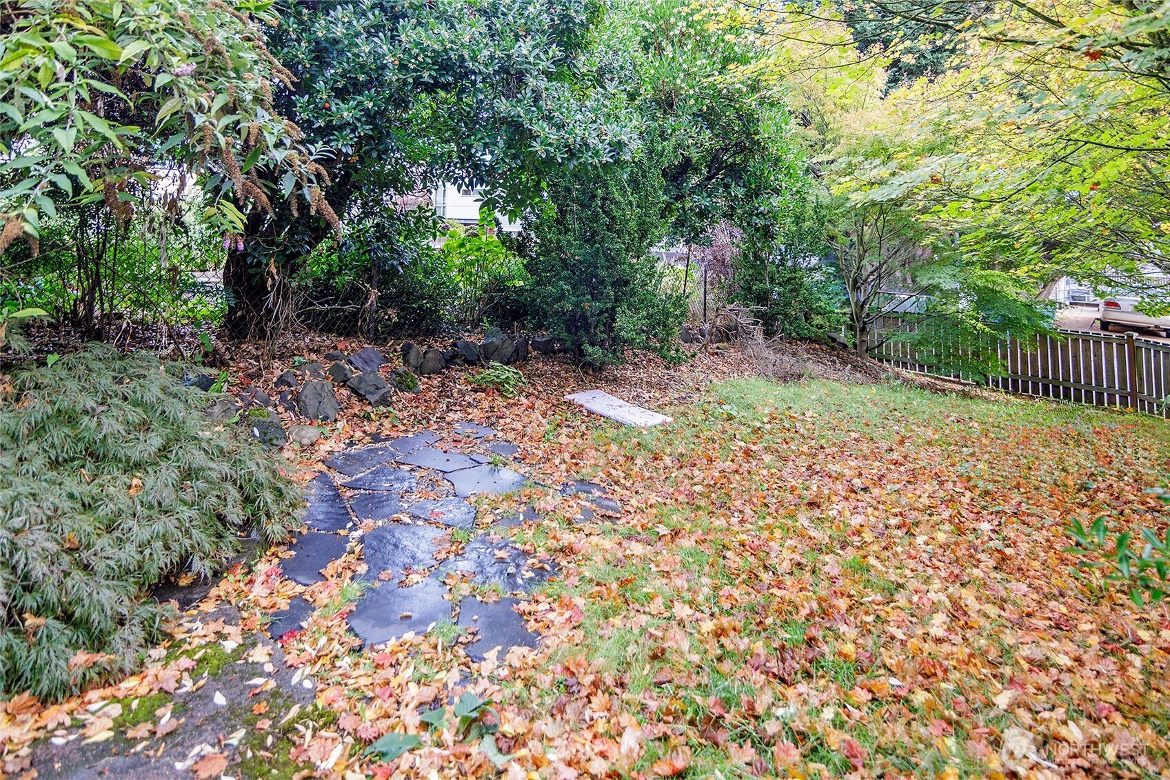 3624 Whitman Avenue North, Unit 4 Seattle, WA 98103 - Photo 29 of 39 a backyard of a house with lots of green space