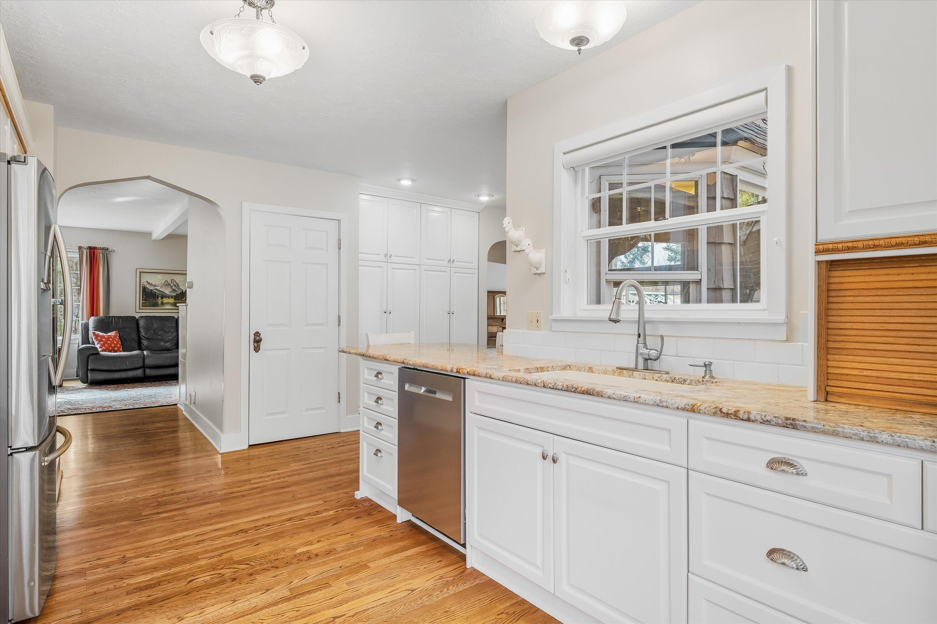 898 Northwest Riverside Boulevard Bend, OR 97703 - Photo 15 of 47