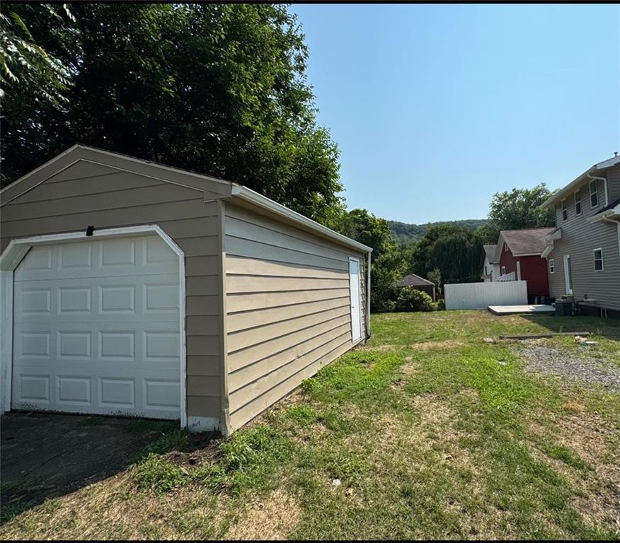 408 20th Street Beaver Falls, PA 15010 - Photo 25 of 27 a backyard of a house