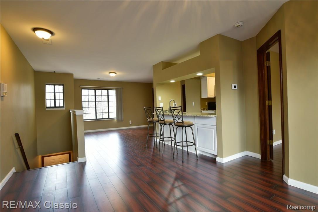 1504 Meadowside Drive, Unit 178 Rochester, MI 48307 - Photo 3 of 15 Breakfast bar and living room