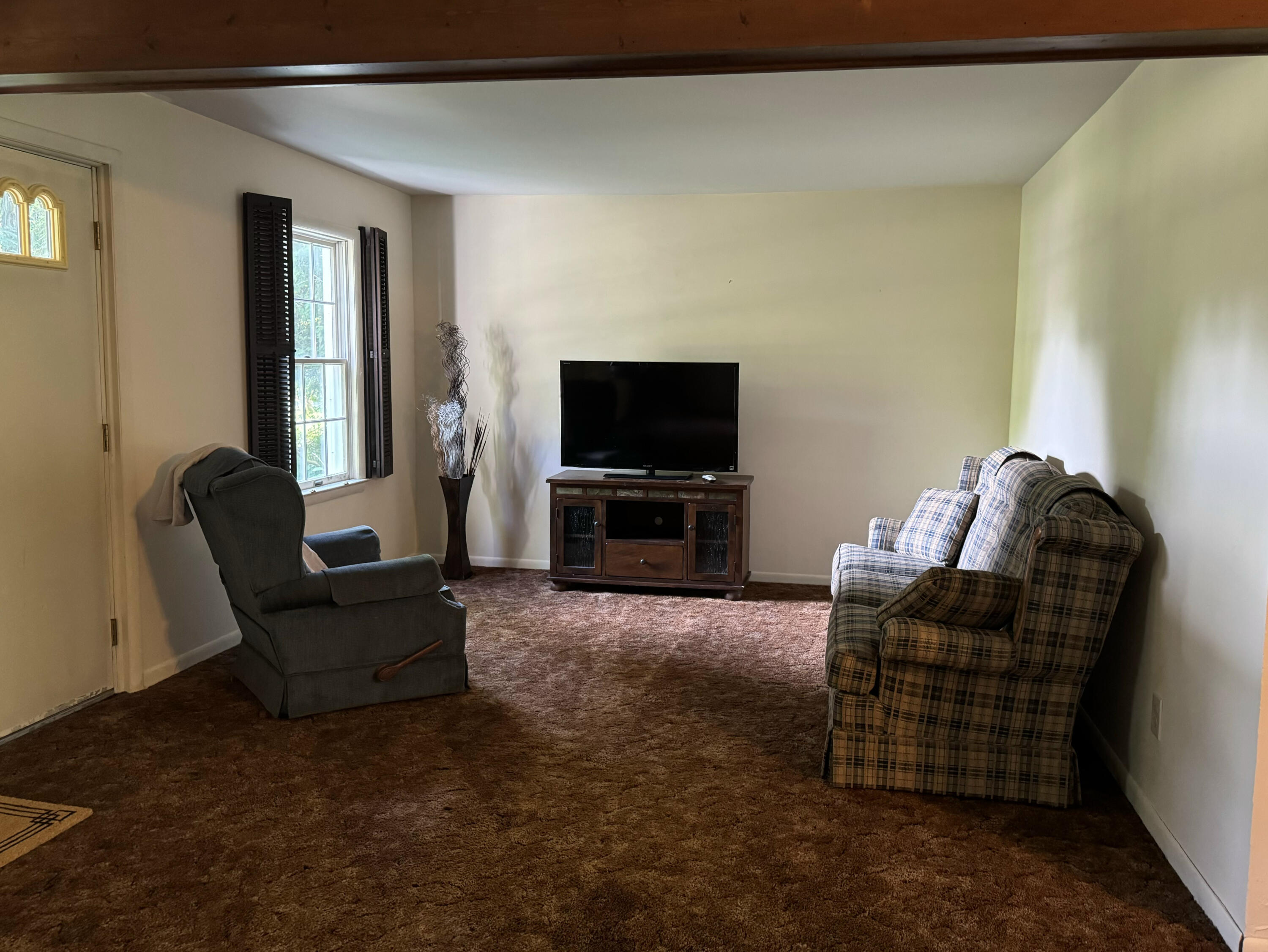 6310 Shappie Road Clarkston, MI 48348 - Photo 4 of 32 Living Room
