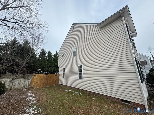 a view of a small white house