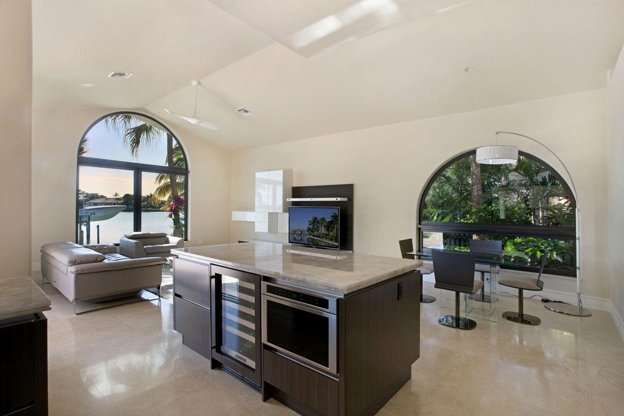 202 West Riverside Drive Jupiter, FL 33469 - Photo 14 of 39 Family Room & Kitchen view