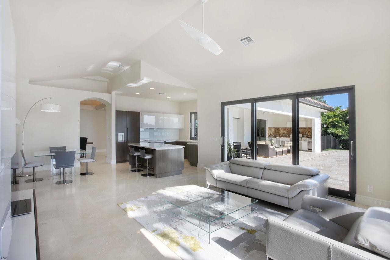 202 West Riverside Drive Jupiter, FL 33469 - Photo 16 of 39 Family Room & Kitchen