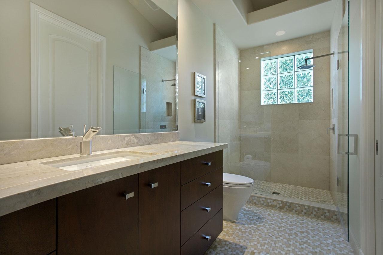 202 West Riverside Drive Jupiter, FL 33469 - Photo 23 of 39 Guest Bathroom 1