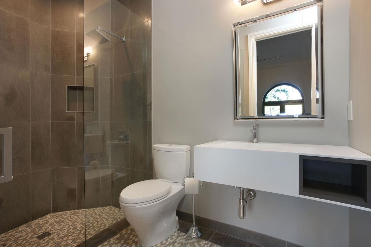 202 West Riverside Drive Jupiter, FL 33469 - Photo 25 of 39 Guest Bathroom 2