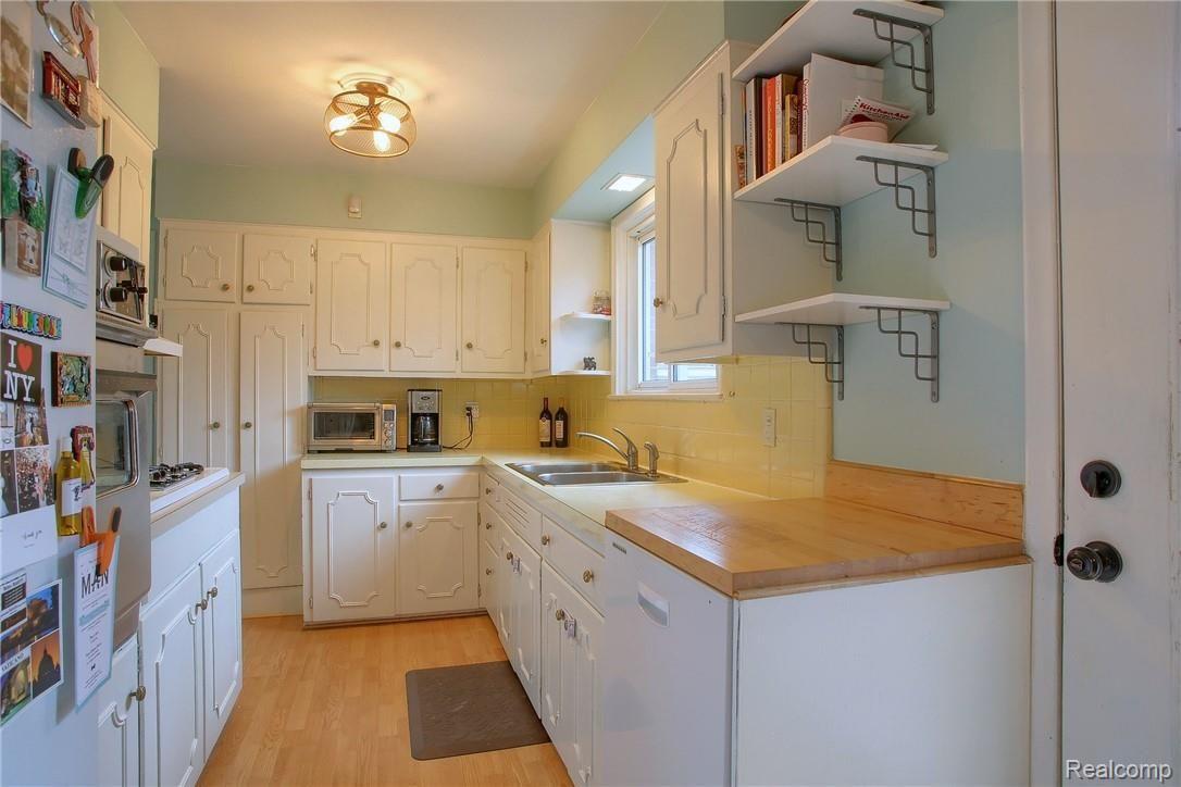 165 Texas Avenue Rochester, MI 48309 - Photo 9 of 35 9-Kitchen.jpg